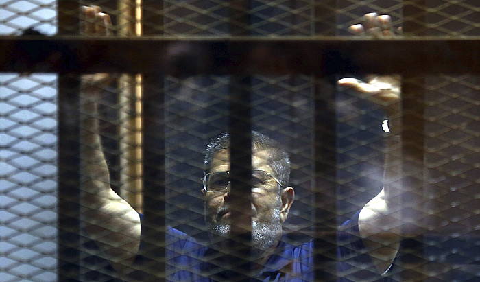 Mohamed Mursi, bere aurako epaiketetako batean. KHALED AL FIQUI / EFE