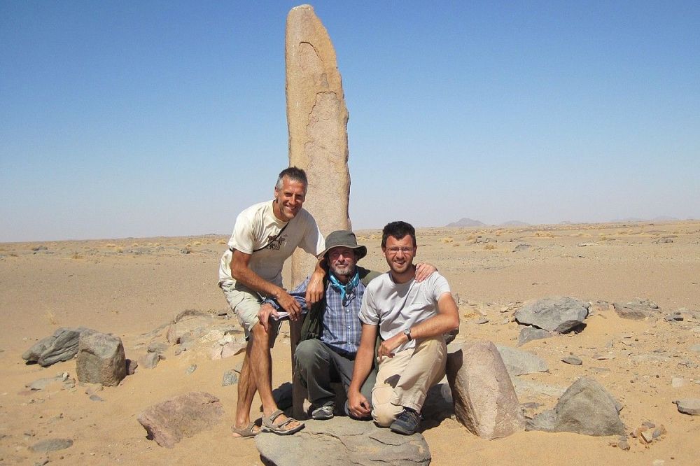 Ezkerretik eskuinera, Joan Mari Arruabarrena, Andoni Saenz de Buruaga eta Etor Telleria arkeologoak. EUSAKDI SAHARA KULTUR BILAKAERARAKO ERAKUNDEA. Ezkerretik eskuinera, Joan Mari Arruabarrena, Andoni Saenz de Buruaga eta Etor Telleria arkeologoak. EUSAKDI SAHARA KULTUR BILAKAERARAKO ERAKUNDEA.