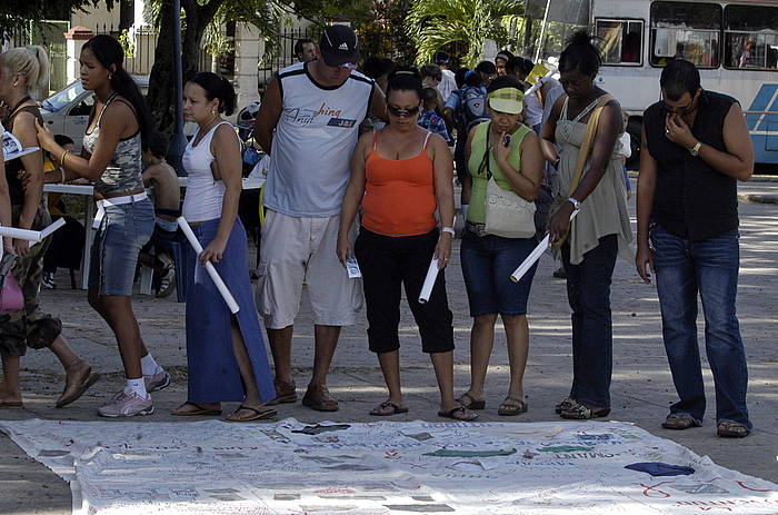 Ihesaren aurkako egunean, Habanan egindako kaleko erakusketa bat, GIB birusa dutenen gauzak erakutsiz. STR-EFE