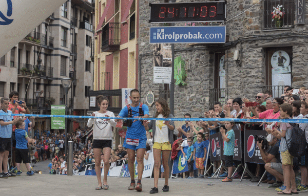 Imanol Aleson, bere bi alabekin, helmugan. ANDONI CANELLADA / ARGAZKI PRESS