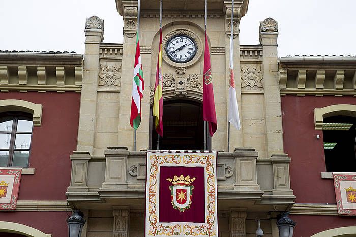 Ikurrina Lizarrako udaletxeko balkoian. IñIGO URIZ / ARGAZKI PRESS