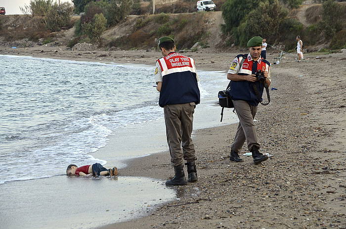 Aylan, 3 urteko haurra, hilik Turkiako Bodrum hondartzan. DOGAN / EFE