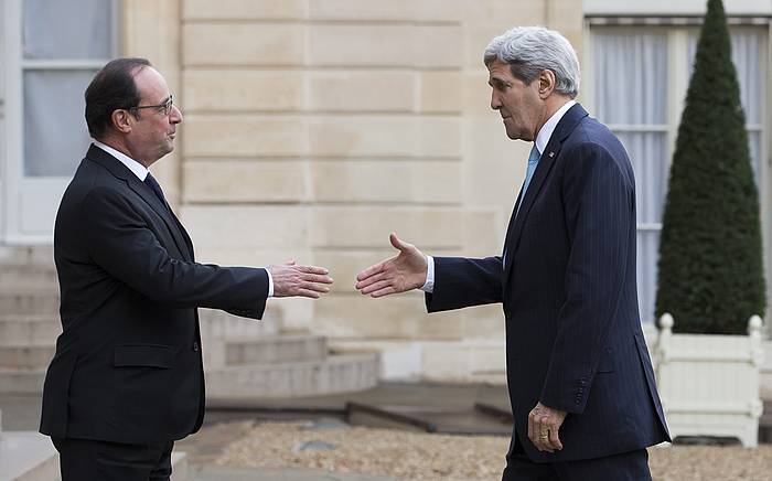 François Hollande eta John Kerry gaur, Parisen. IAN LANGSDON / EFE