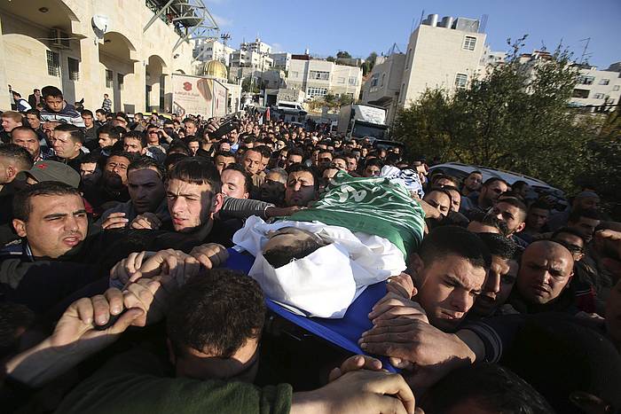 Hainbat palestinar, Uday Irsheiden hilotza daramatela. ABED AL HASHLAMOUN, EFE