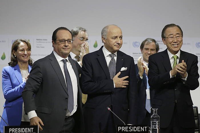 François Hollande, Laurent Fabius eta Ban Ki-moon, gaur, zirriborroa aurkeztu ostean. PHILIPPE WOJAZER / POOL