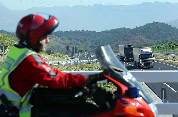 Foruzaingo bat, motorrean, artxiboko irudi batean. JUAN CARLOS RUIZ / FOKU