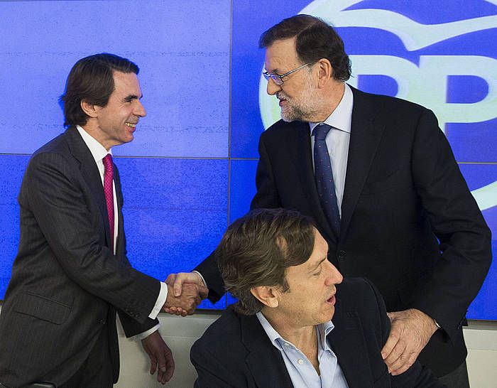 Jose Maria Aznar eta Mariano Rajoy elkarri eskua ematen, gaur, Genovan. TAREK, EFE