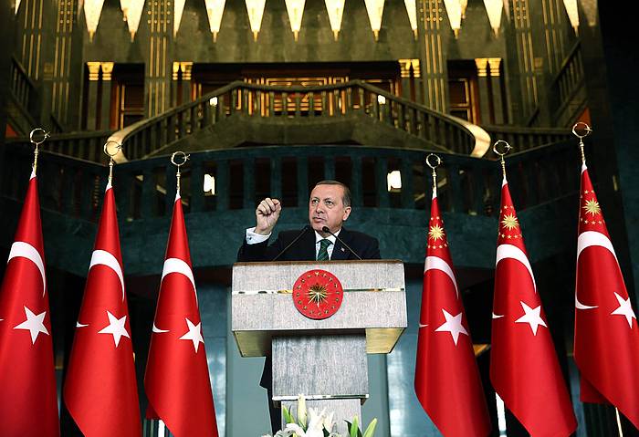 Recep Tayyip Erdogan lehen ministroa, atzo, atentatuaren ostean egindako agerraldian. TURKIAKO PRESIDENTETZA / EFE