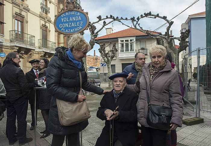 Eugenio Gonzalez, Yolanda Gonzalez zenaren aita, alabaren izena daraman plakaren azpian. MONIKA DEL VALLE, ARGAZKI PRESS