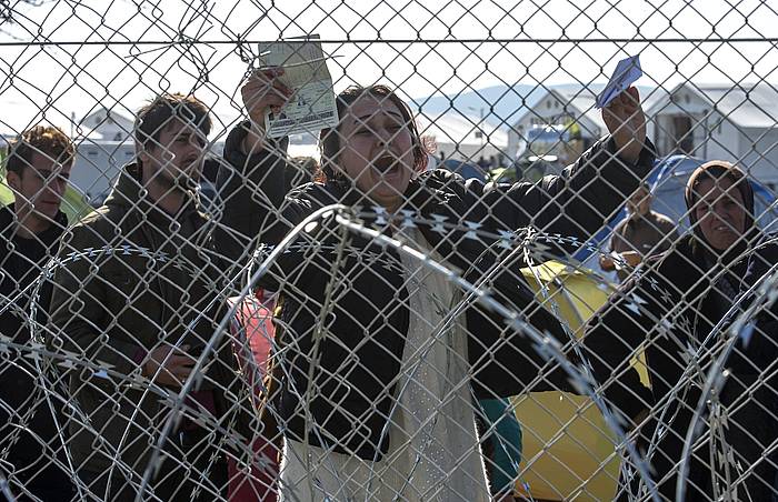 Grezia eta Mazedonia arteko mugan harrapatuta geratu dira ehunka errefuxiatu. GEORGI LICOVSKI / EFE