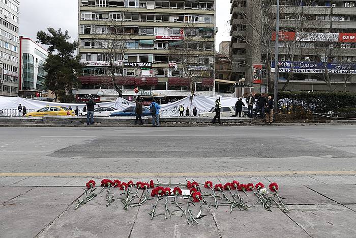 Loreak Ankarako erdigunean, igandean 37 pertsona hil zituzten tokian. SEDAT SUNA / EFE