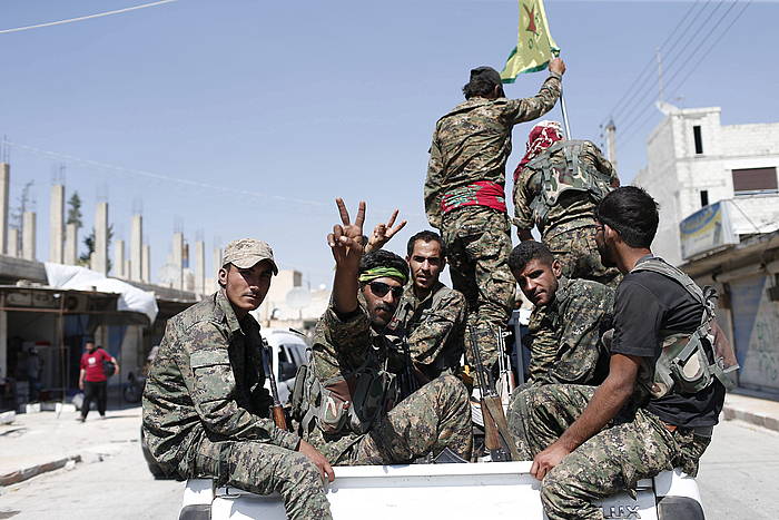 Hinbat miliziano kurdu al-Raqqa hirian, iaz. SEDAT SUNA, EFE