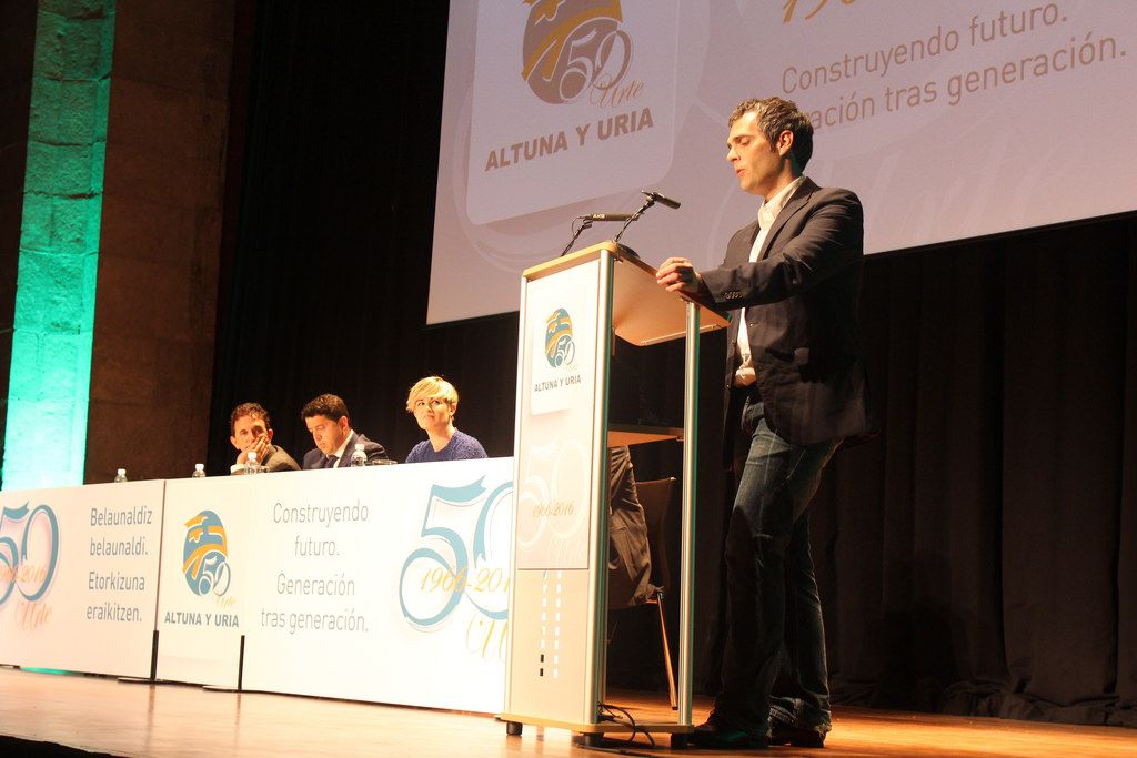 Eneko Etxeberria hitza hartzen. UROLA KOSTAKO HITZA