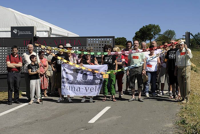 Sos Iruña-Veleia elkartearen elkarretaratzea, 2011n, indusketa orubearen aurrean. IñIGO URIZ / ARGAZKI PRESS