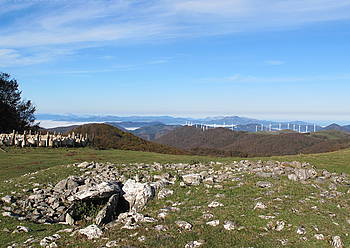 'Bi ahizpen sepultura'. 'Bi ahizpen sepultura'.
