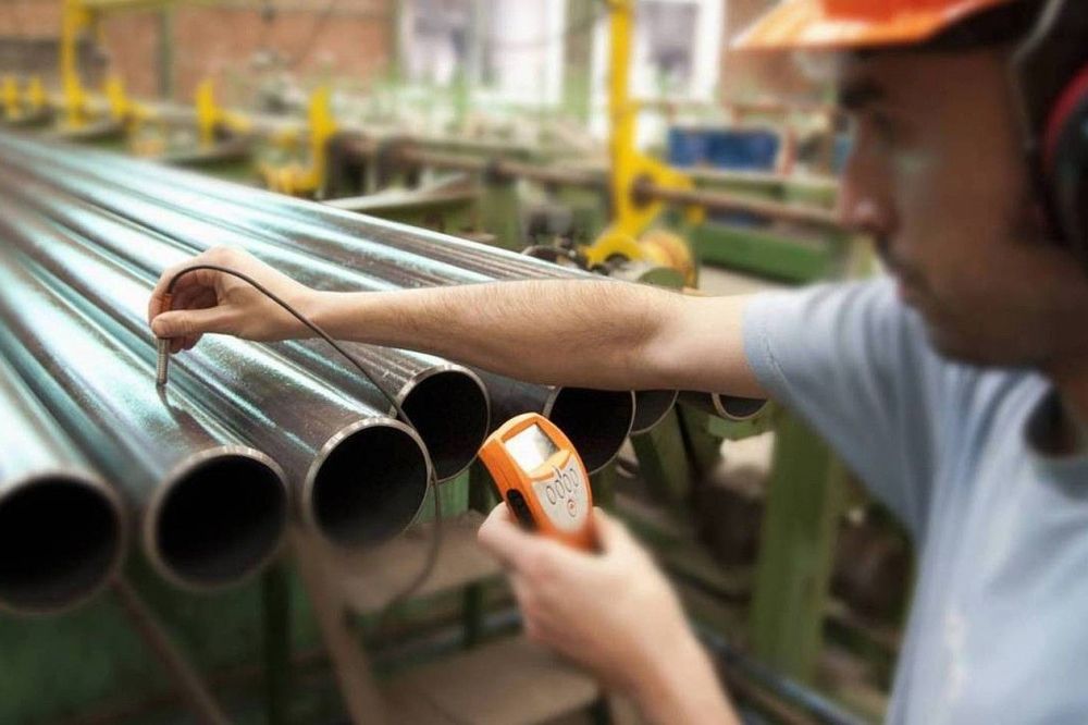 Tubos Reunidoseko behargin bat, tutuak neurtzen. TUBOS REUNIDOS.