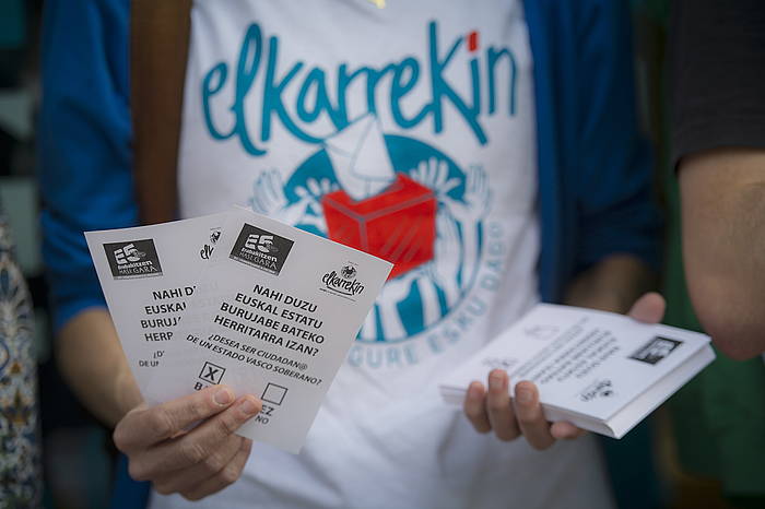 Goierriko galdeketan erabiltzen ari diren botopapera. JON URBE / ARGAZKI PRESS