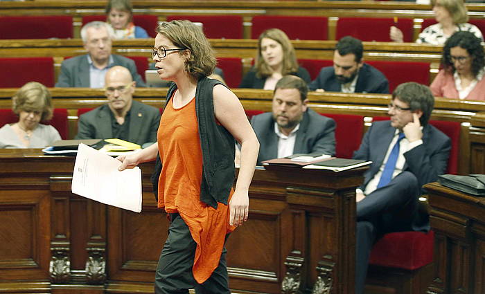 Eulalia Reguant CUPeko parlamentaria, atzo, hitza hartzeko bidean. Atzean, gobernuko kideak. ANDREU DALMAU / EFE