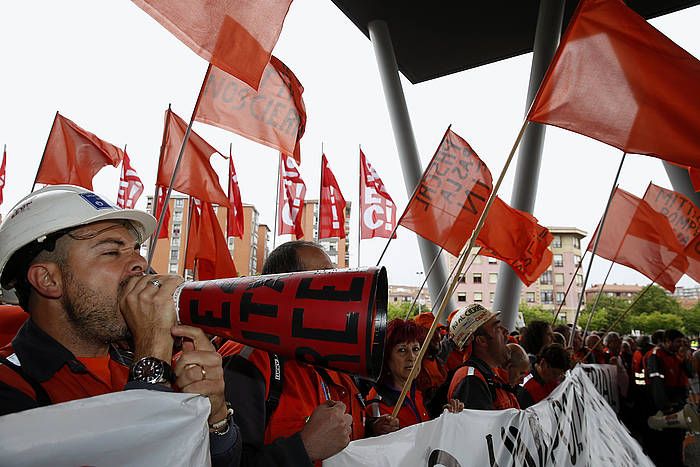 Arcelor Mittalen Sestaoko eta Zumarragako langileak, joan den astean, Barakaldoko BECen. LUIS TEJIDO / EFE