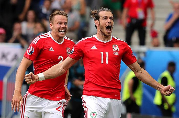 Gareth Bale, Galesek sartutako lehen gola ospatzen. ARMANDO BABANI / EFE Gareth Bale, Galesek sartutako lehen gola ospatzen. ARMANDO BABANI / EFE