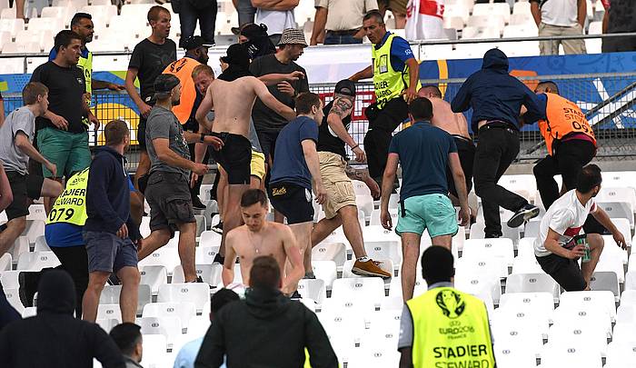 Errusiar eta Ingelesen arteko istiluak, Marseillako futbol zelaian, larunbatean. DANIEL DAL ZENNARO / EFE