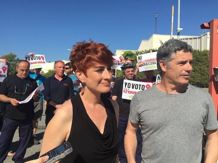 Bakartxo Ruiz EH Bilduren Kongresurako Nafarroako zerrendaburua, gaur goizean, Iruñean, TRW enpresaren atarian. BERRIA