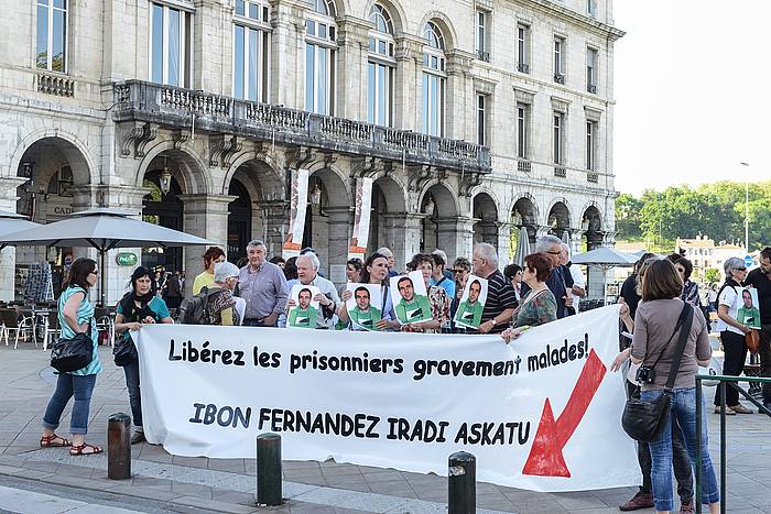 Ibon Fernandez Iradiren aldeko elkaretaratzea Baionan. ISABELLE MIQUELESTORENA