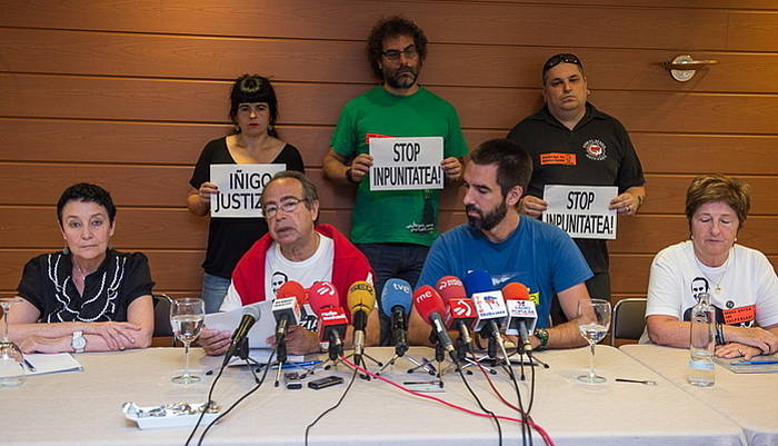 Iñigo Cabacasen senideak eta abokatuak gaur Bilbon. MONIKA DEL VALLE/ ARGAZKI PRESS