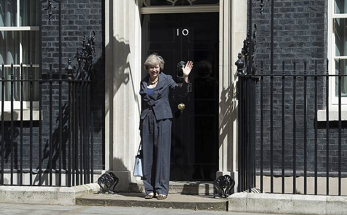 Theresa May lehen ministro berria, Downing Streeteko 10. zenbakian. WILL OLIVER / EFE