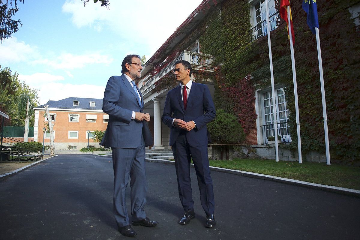 Mariano Rajoy Espainiako Gobernuko presidenteak Pedro Sanchez PSOEko idazkari nagusia hartu zuen atzo Moncloako jauregian. GOBERNUKO PRESIDENTETZA / EFE. Mariano Rajoy Espainiako Gobernuko presidenteak Pedro Sanchez PSOEko idazkari nagusia hartu zuen atzo Moncloako jauregian. GOBERNUKO PRESIDENTETZA / EFE.
