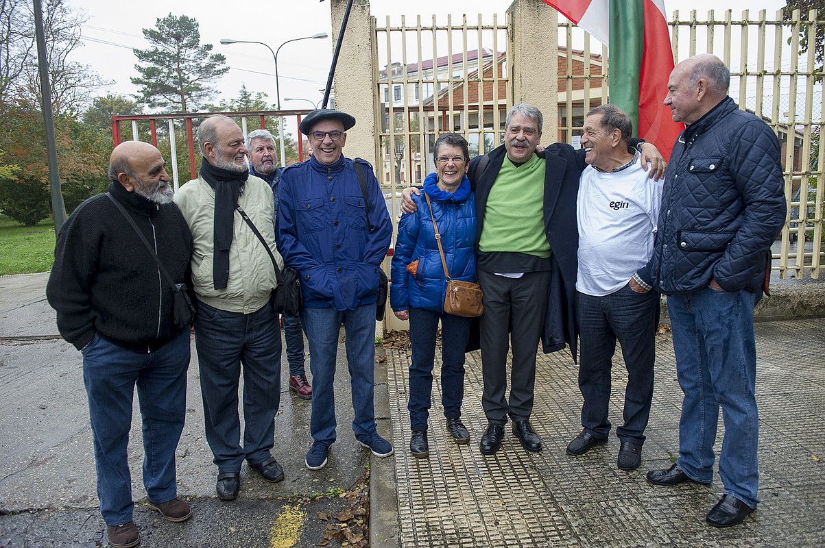 18/98 auziagatik preso egondako zenbait, Jabier Salutregirekin, atzo. JUANAN RUIZ / ARGAZKI PRESS.