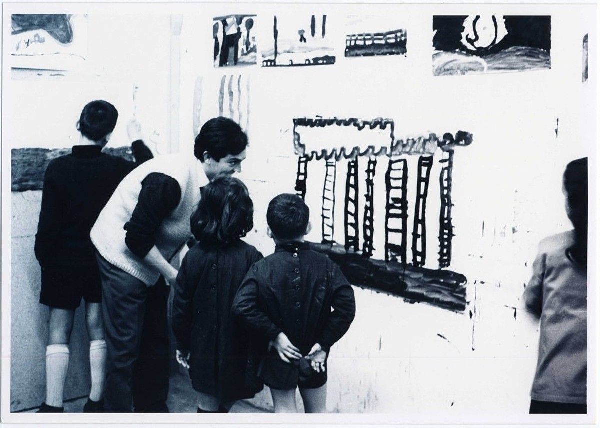 Jose Antonio Sistiaga, 1963an Esther Ferrerrekin batera Donostian ireki zuen Ostegunetako Akademian. SISTIAGA ARTXIBOA. Jose Antonio Sistiaga, 1963an Esther Ferrerrekin batera Donostian ireki zuen Ostegunetako Akademian. SISTIAGA ARTXIBOA.