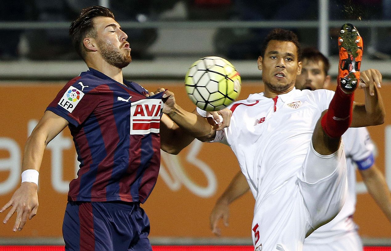 Gonzalo Escalante, Steven N'Zonzi Sevillakoarekin lehian. JAVIER ETXEZARRETA / EFE.