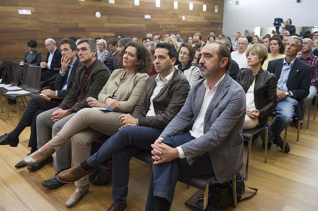 Ordezkari instituzionalak eta hainbat biktima, atzo, Donostiako mahai ingurua jarraitzen. JUAN CARLOS RUIZ / ARGAZKI PRESS.