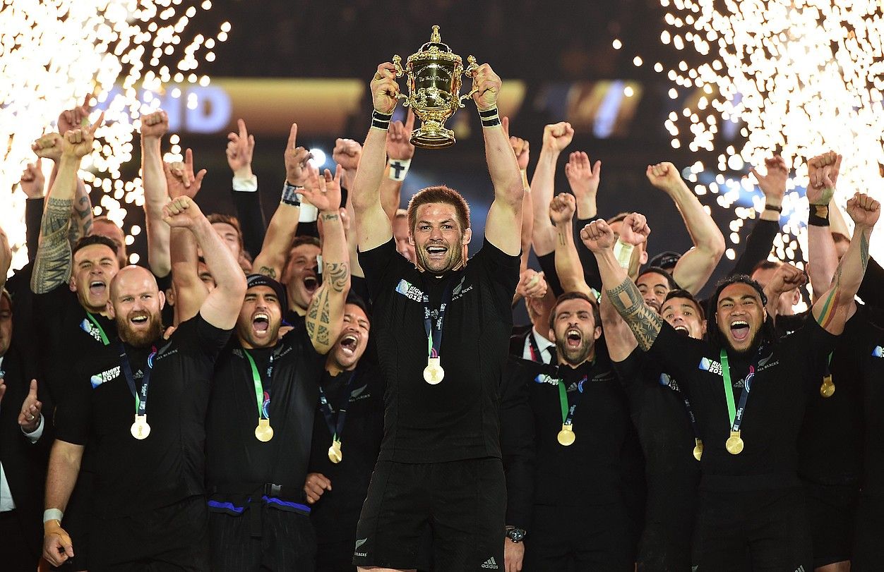 Richie McCaw Zeelanda Berriko selekzioko kapitaina, Webb Ellis kopa altxatzen, atzo, Londresen, Munduko Kopako finala irabazi ondoren. ANDY RAIN / EFE.