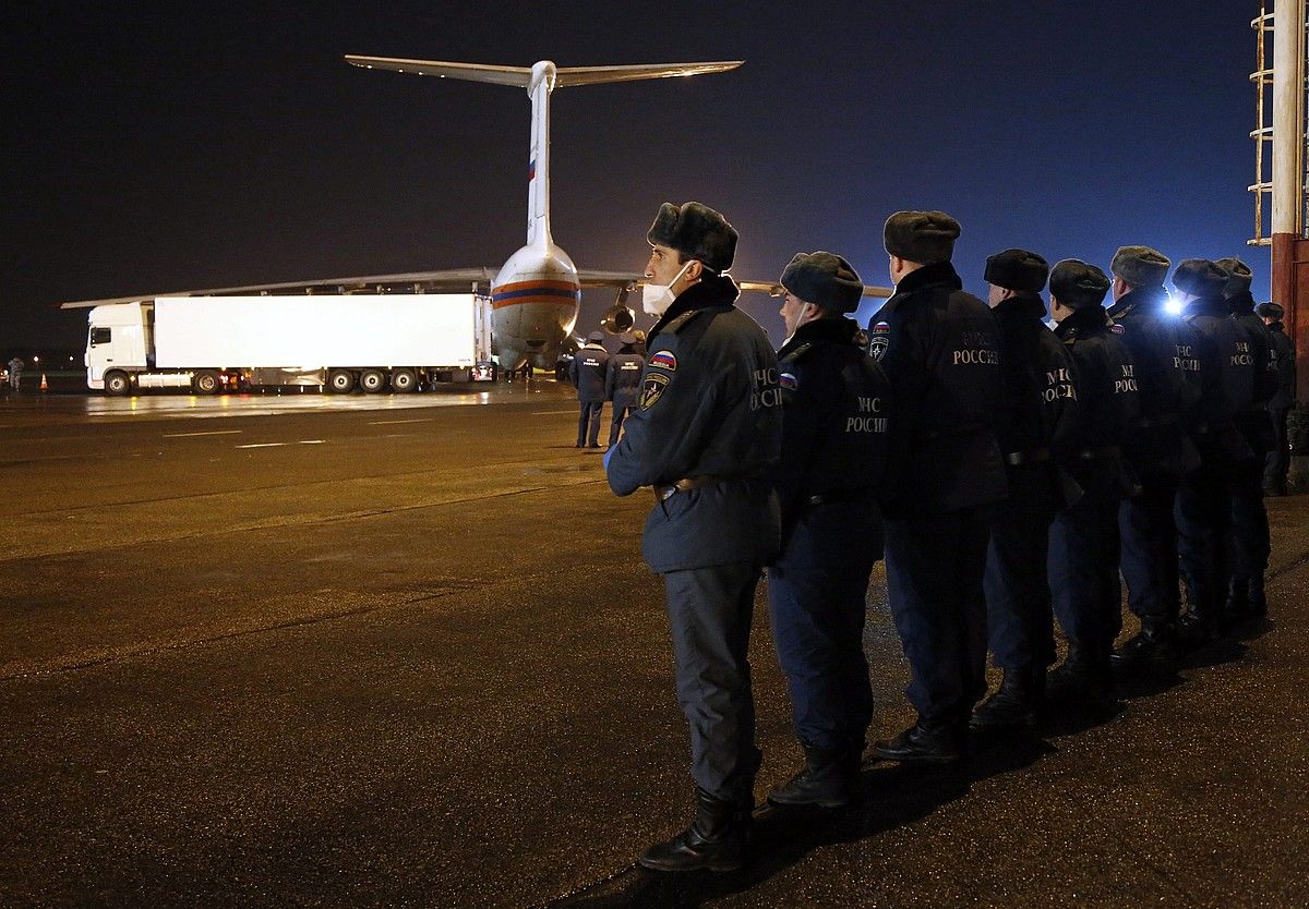 Errusiako Larrialdietarako Ministerioko langileak, A321 hegazkineko 224 biktimetatik 144ren gorpuak jasotzeko prest, San Petersburgon. DMITRY LOVETSKY / EPA-EFE. Errusiako Larrialdietarako Ministerioko langileak, A321 hegazkineko 224 biktimetatik 144ren gorpuak jasotzeko prest, San Petersburgon. DMITRY LOVETSKY / EPA-EFE.