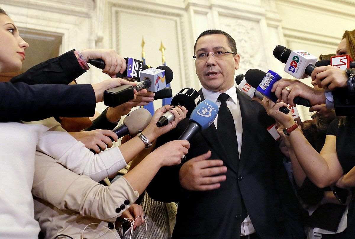 Viktor Ponta, atzo, kazetariz inguratuta Errumaniako Parlamentuan. ALEXANDRU DOBRE / EFE. Viktor Ponta, atzo, kazetariz inguratuta Errumaniako Parlamentuan. ALEXANDRU DOBRE / EFE.