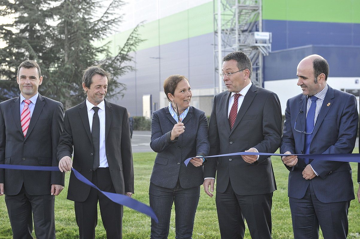 J.R. Iratxeta, J. Munarriz, U. Barkos —1974ko inaugurazioko guraizeekin—, Zolker Voeller eta M. Aierdi, atzo. IDOIA ZABALETA / ARP. J.R. Iratxeta, J. Munarriz, U. Barkos —1974ko inaugurazioko guraizeekin—, Zolker Voeller eta M. Aierdi, atzo. IDOIA ZABALETA / ARP.