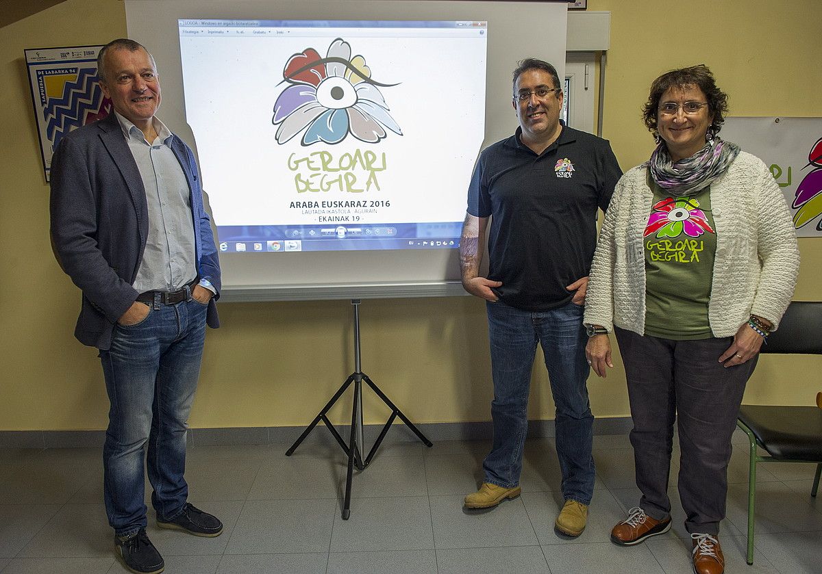 Arrieta, Perez de Villarreal eta Rodriguez, leloaren eta logotipoaren aurrean, atzoko agerraldian. JUANAN RUIZ / ARGAZKI PRESS.