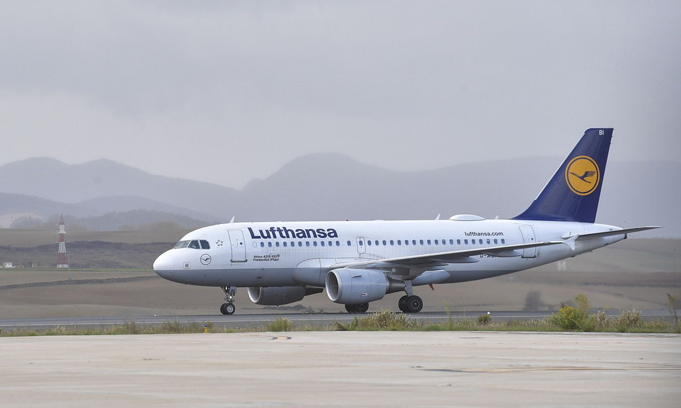 Lufthansa konpainiaren hegazkin bat, Noainen. IDOIA ZABALETA. Lufthansa konpainiaren hegazkin bat, Noainen. IDOIA ZABALETA.