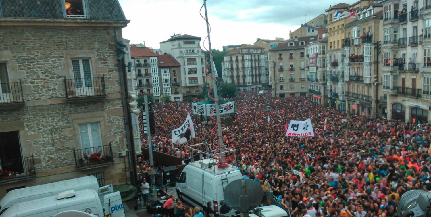 Andra Mari Zuriaren plaza, gaur, Zeledonen jaitsieran. BERRIA