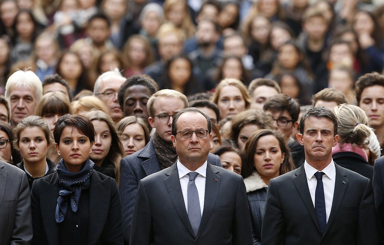 François Hollande Frantziako presidentea, atzo, Sorbona Unibertsitatean, ezker-eskuin Najat Vallaud-Belkacem Hezkuntza ministroa eta Manuel Valls lehen ministroa dituela. GUILLAUME HORCAJUELO / EFE.