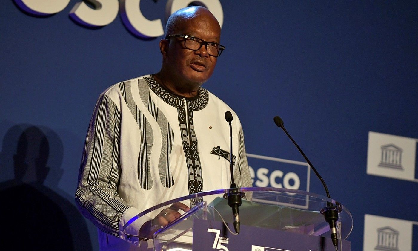 Burkina Fasoko presidente Roch Kabore, hitzaldi bat ematen, Unescoren 75. urteurrenean, Parisen. JULIEN DE ROSA / EFE.