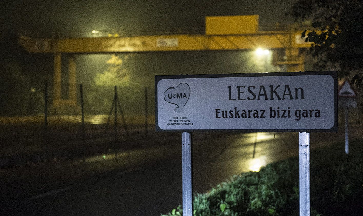 Uemako herrietan Euskaraz bizi gara leloa duen seinalea dago. Lesakan ere bai. Ostiralean, mankomunitatetik ateratzea erabakiko du udalak. JAGOBA MANTEROLA / ARP. Uemako herrietan Euskaraz bizi gara leloa duen seinalea dago. Lesakan ere bai. Ostiralean, mankomunitatetik ateratzea erabakiko du udalak. JAGOBA MANTEROLA / ARP.