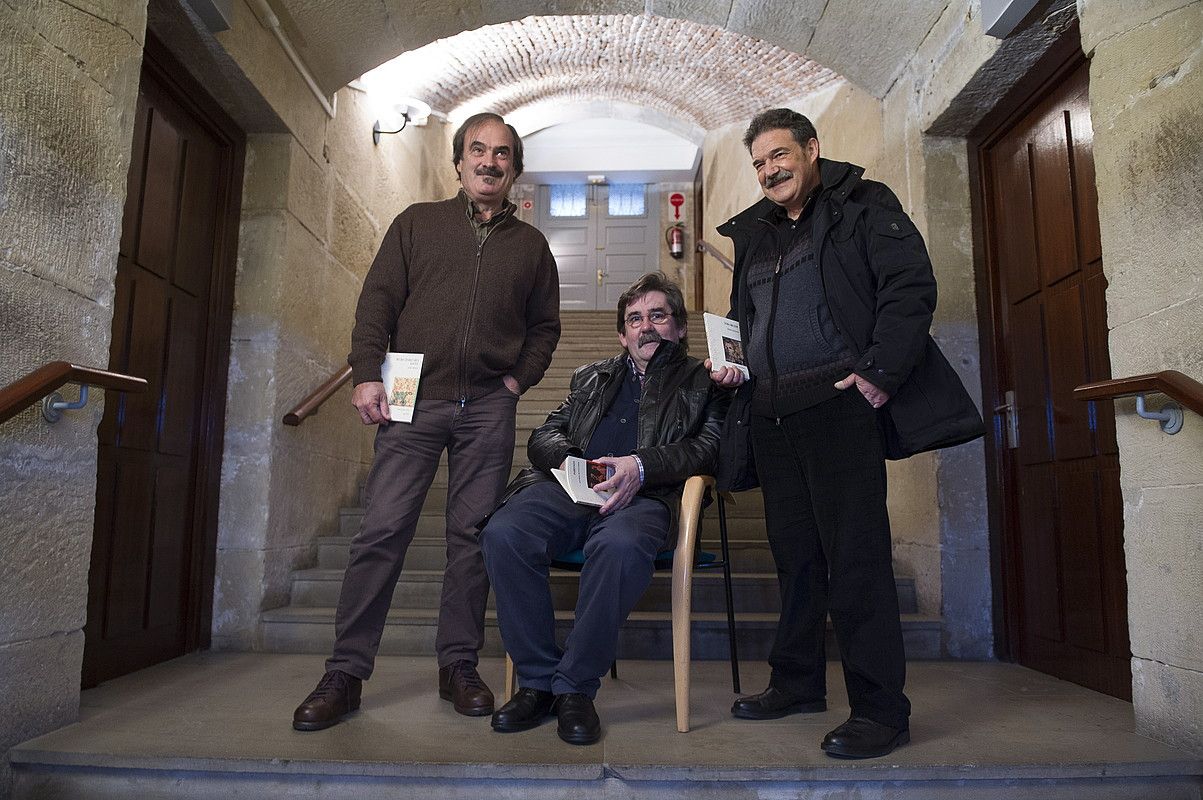 Joseba Urteaga, Ramon Etxezarreta eta Xabier Olarra, liburuak aurkezten, Donostian. JUAN CARLOS RUIZ / ARGAZKI PRESS.