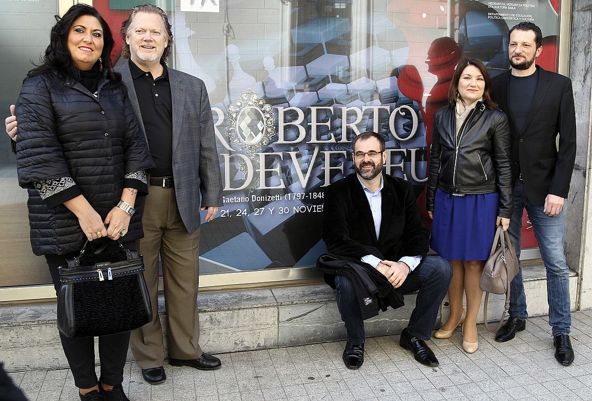 Roberto Devereux eman zuten abeslarietako batzuk, aurkezpenean. LUIS TEJIDO / EFE.