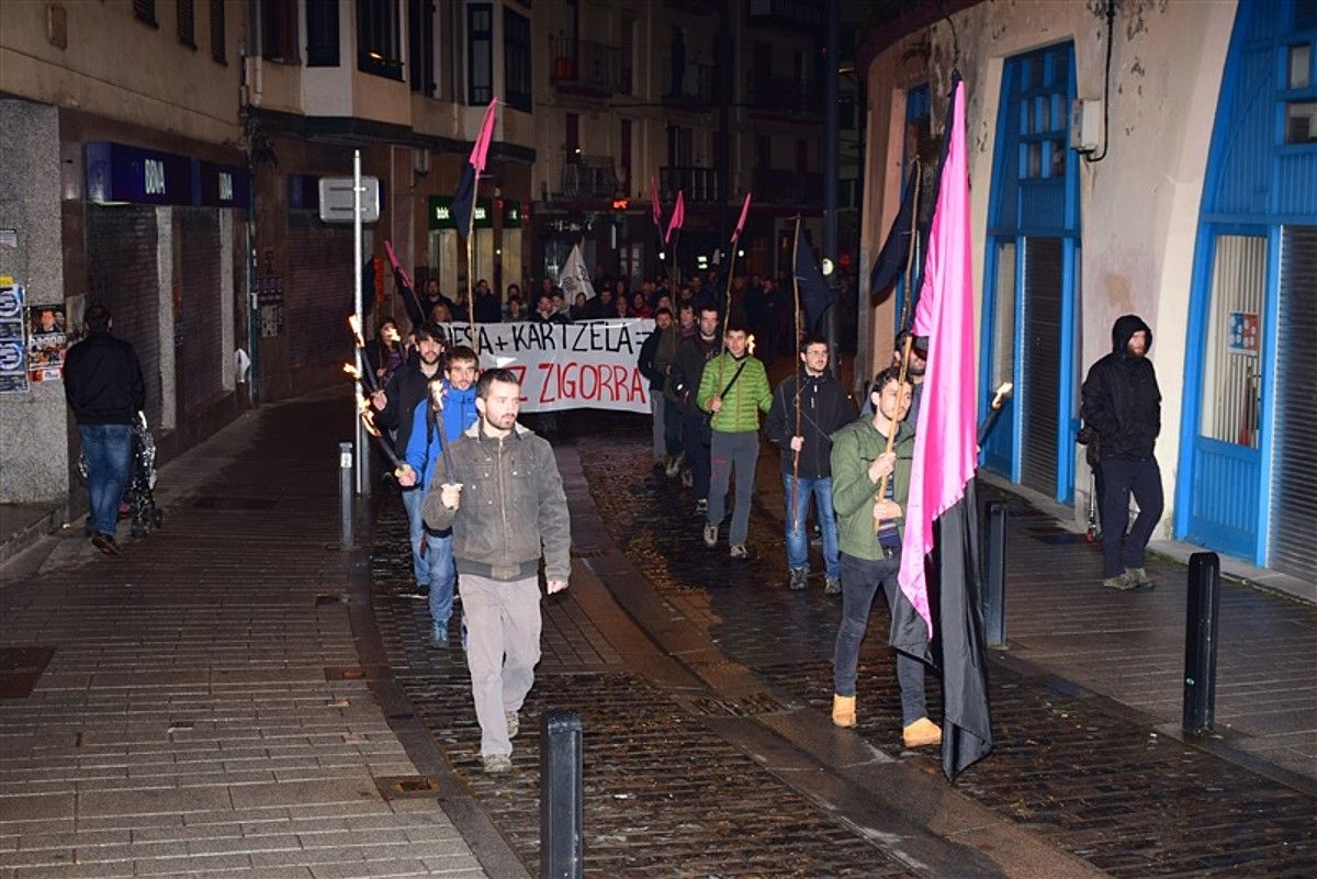Manifestazioa, atzo, Ondarroan (Bizkaia). N. B. / LEA-ARTIBAI ETA MUTRIKUKO HITZA. Manifestazioa, atzo, Ondarroan (Bizkaia). N. B. / LEA-ARTIBAI ETA MUTRIKUKO HITZA.