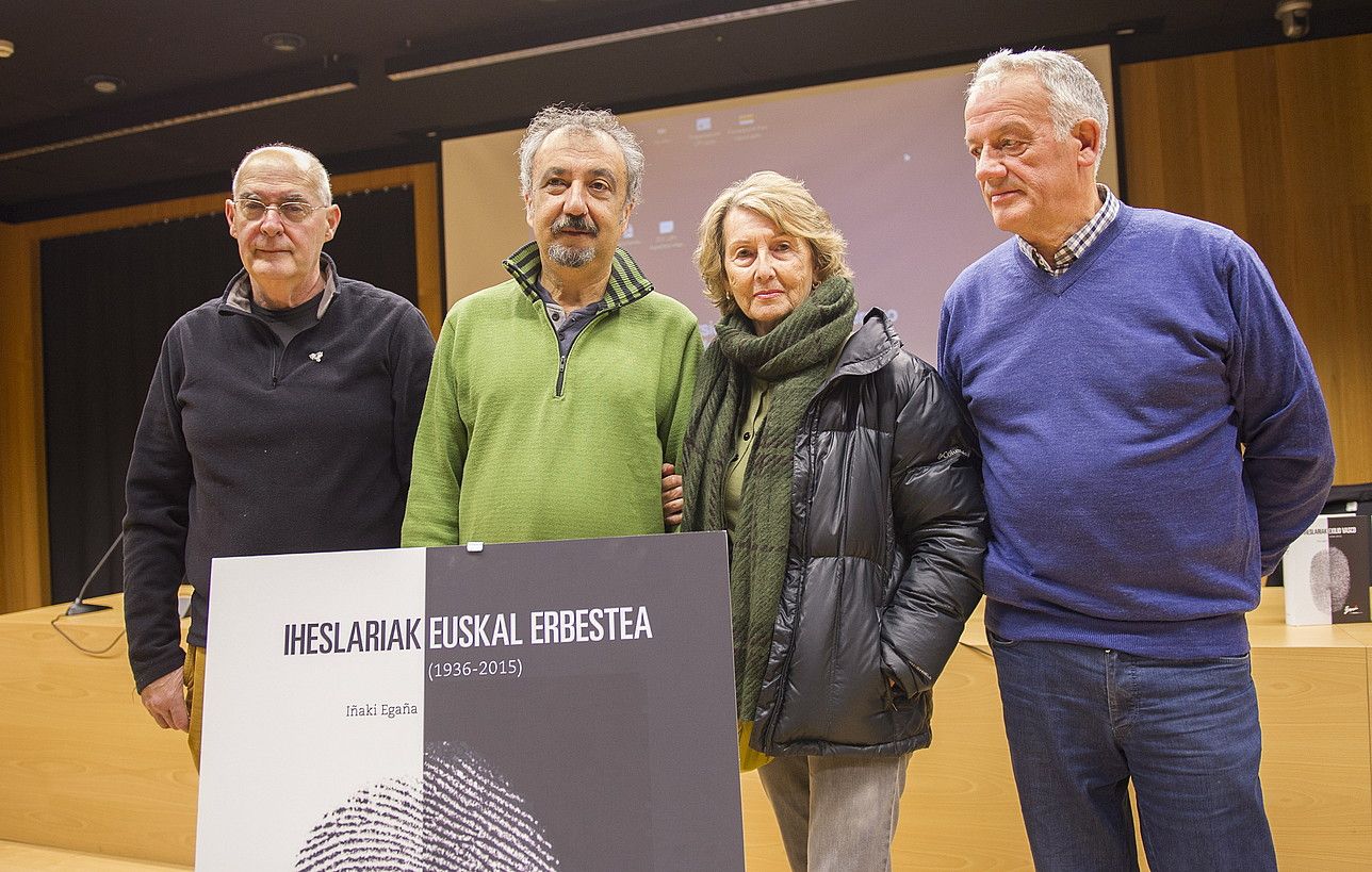 Eugenio Etxebeste, Iñaki Egaña, Ikerne Letamendi eta Mixel Mendiburu, atzo, iheslariei buruzko lan monografikoa aurkezteko ekitaldian, Donostian. GORKA RUBIO / ARGAZKI PRESS. Eugenio Etxebeste, Iñaki Egaña, Ikerne Letamendi eta Mixel Mendiburu, atzo, iheslariei buruzko lan monografikoa aurkezteko ekitaldian, Donostian. GORKA RUBIO / ARGAZKI PRESS.