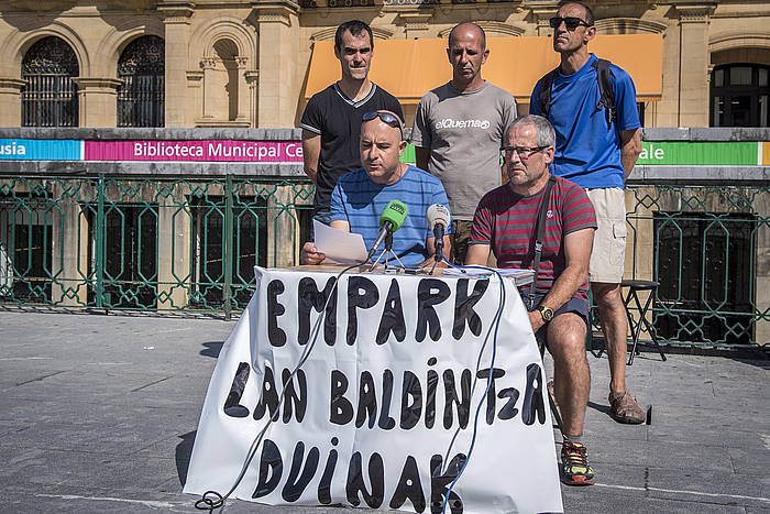 Parkinetako langileek agerraldia egin dute goizean Donostiako Udaletxearen atarian. GORKA RUBIO / ARGAZKI PRESS