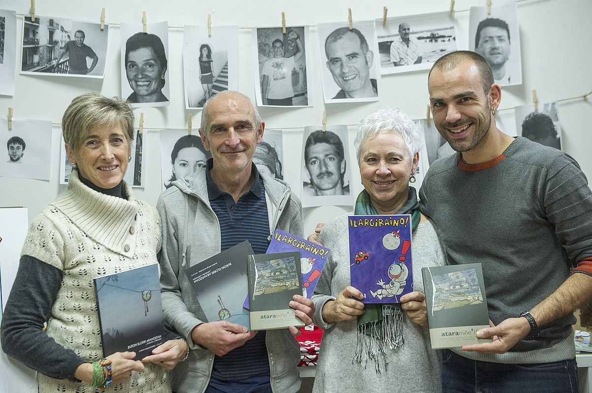 Ataramiñe elkarteko kideak eta preso sortzaileen senideak, Donostiako aurkezpenean. JON URBE / ARGAZKI PRESS.